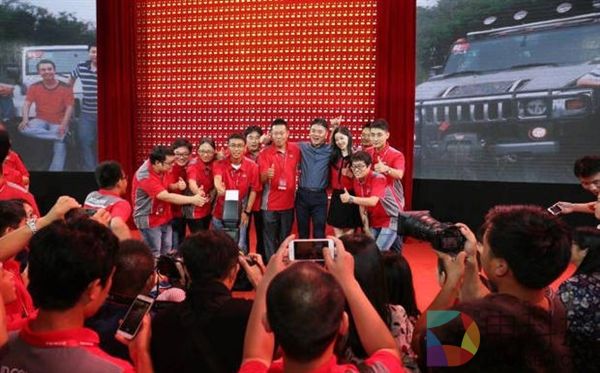 京东为五年以上员工医药费买单!奶茶MM秀恩爱:支持刘强东