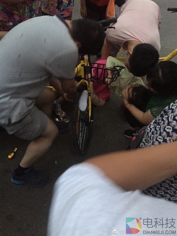 妈妈让小女孩坐共享单车车筐 脚夹入轮毂