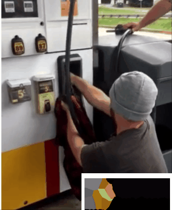 油枪机无法加油：里面居然被人捉出一条蟒蛇