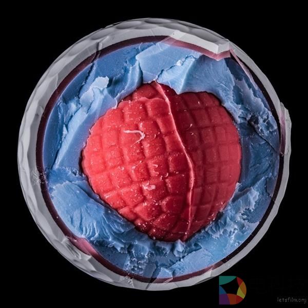 摄影师把高尔夫球切开 结果发现了一个奇妙的世界