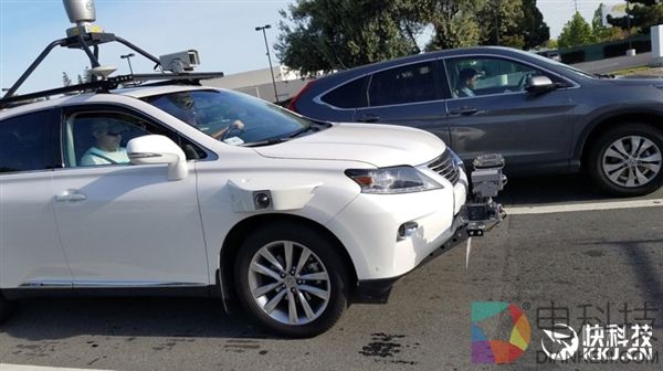 库克首次自曝苹果汽车战略：专注无人驾驶