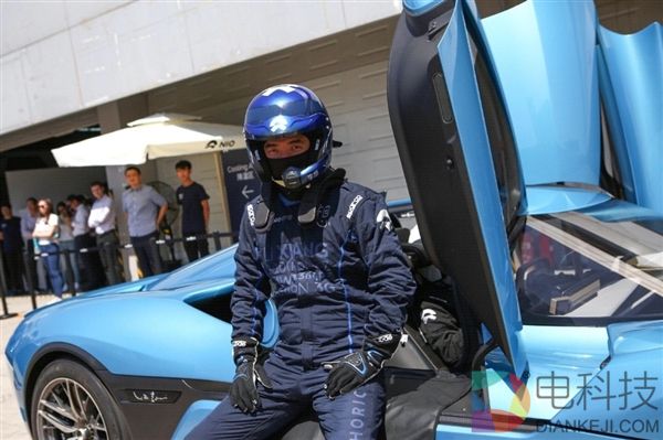 汽车之家创始人李想体验雷军800万超跑:时速200公里过弯变态!