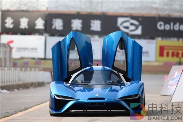 汽车之家创始人李想体验雷军800万超跑：时速200公里过弯变态！