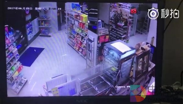 懒癌发作 Smart直接开进便利店购物