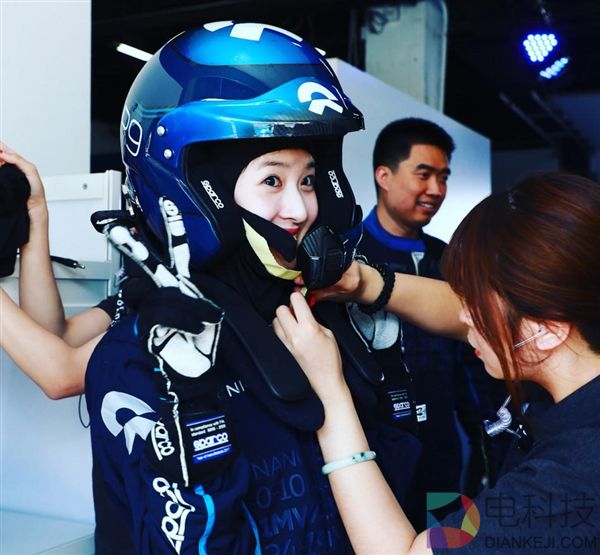 奶茶妹妹秀体验刘强东815万超跑照片：真是美