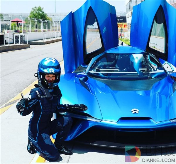 奶茶妹妹秀体验刘强东815万超跑照片：真是美