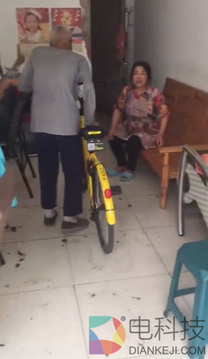 老人强抢解锁共享单车：停我家门口就是我的