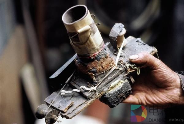 流浪汉用垃圾自制相机偷拍女人 转眼50年