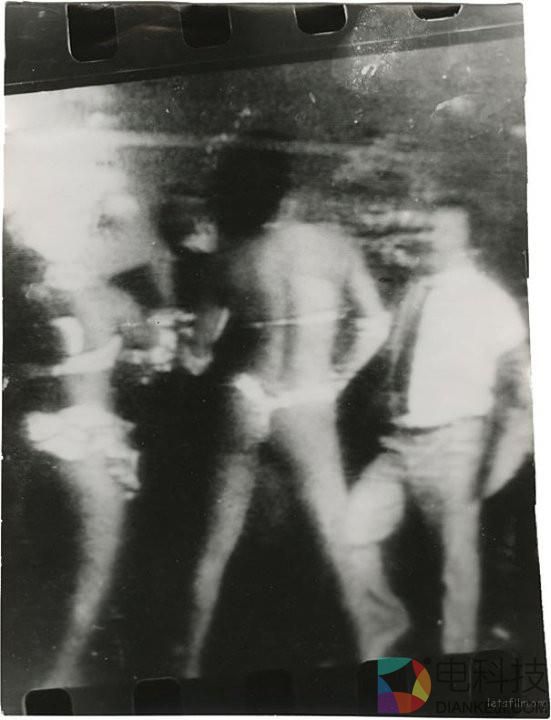 流浪汉用垃圾自制相机偷拍女人 转眼50年