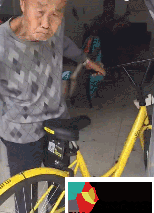 老人强抢解锁共享单车：停我家门口就是我的