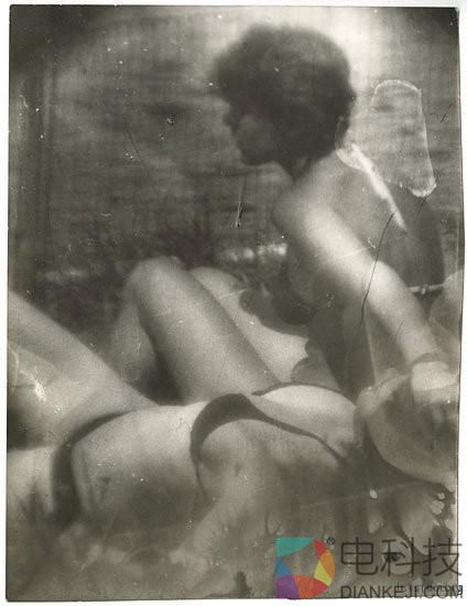 流浪汉用垃圾自制相机偷拍女人 转眼50年