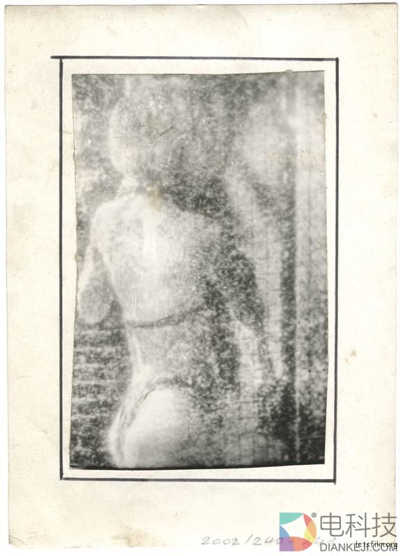 流浪汉用垃圾自制相机偷拍女人 转眼50年