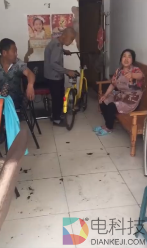老人强抢解锁共享单车：停我家门口就是我的