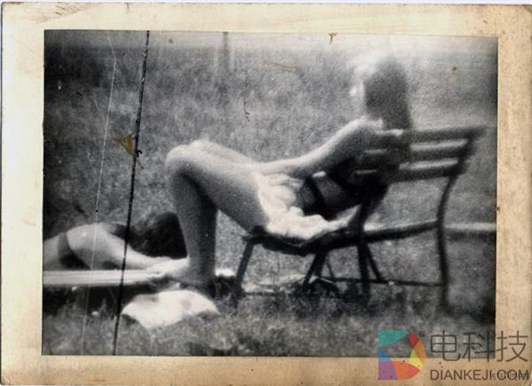 流浪汉用垃圾自制相机偷拍女人 转眼50年