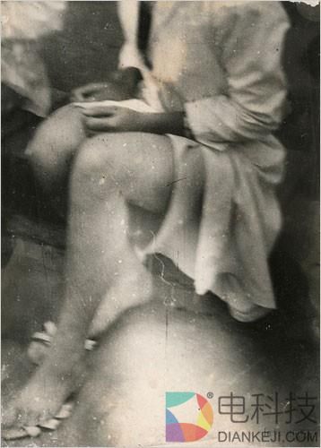 流浪汉用垃圾自制相机偷拍女人 转眼50年