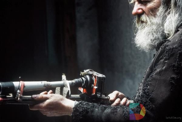 流浪汉用垃圾自制相机偷拍女人 转眼50年