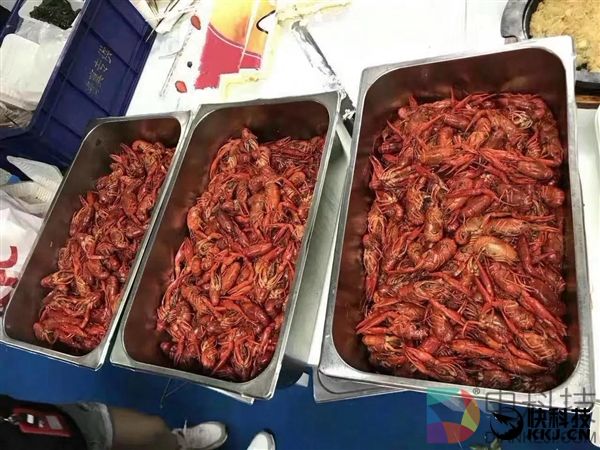 京东员工奋战618的饕餮盛宴：成盆龙虾随便吃