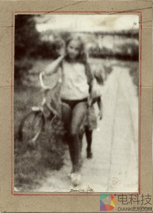 流浪汉用垃圾自制相机偷拍女人 转眼50年