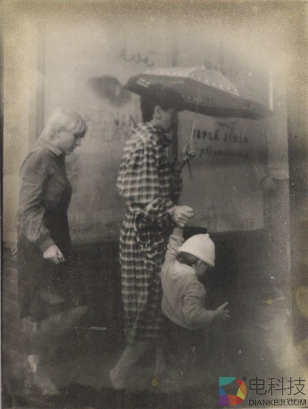 流浪汉用垃圾自制相机偷拍女人 转眼50年