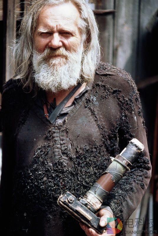 流浪汉用垃圾自制相机偷拍女人 转眼50年