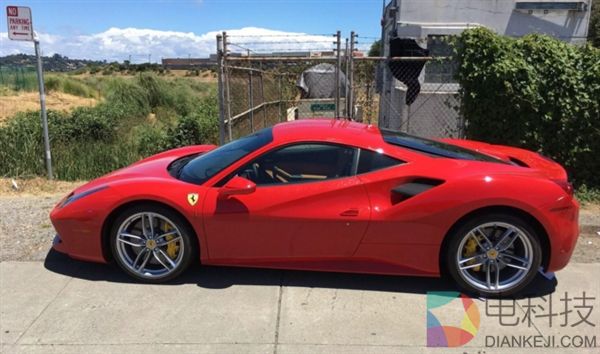 美国男子偷法拉利后开太猛：半路没油熄火