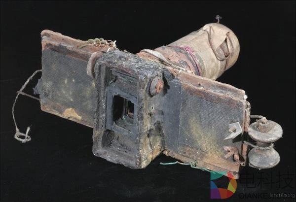 流浪汉用垃圾自制相机偷拍女人 转眼50年