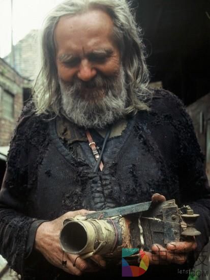 流浪汉用垃圾自制相机偷拍女人 转眼50年