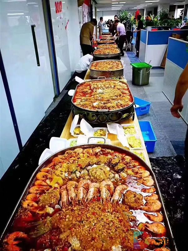 京东员工奋战618的饕餮盛宴：成盆龙虾随便吃