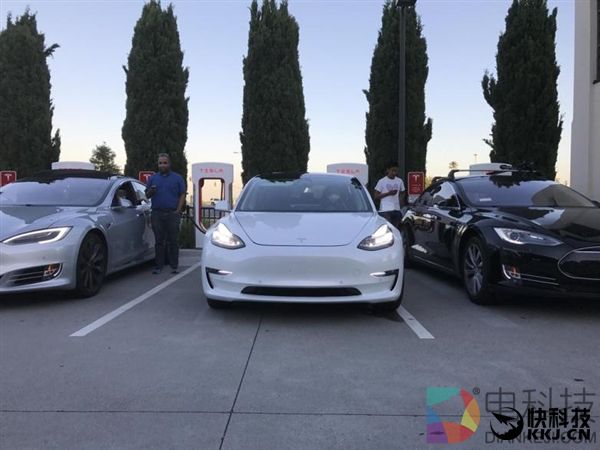 特斯拉Model 3真车高清照曝光 轮毂画风清奇