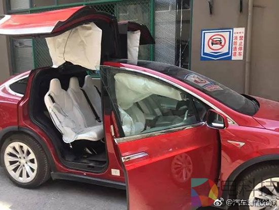 全球首例！刚买半年特斯拉 等红灯8个安全气囊突然全爆