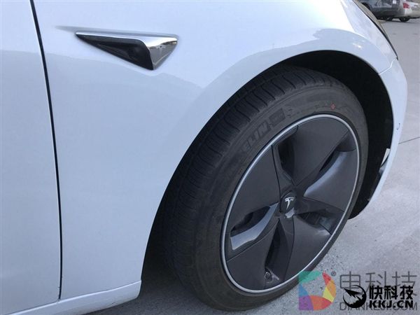 特斯拉Model 3真车高清照曝光 轮毂画风清奇