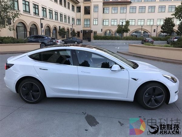 特斯拉Model 3真车高清照曝光 轮毂画风清奇