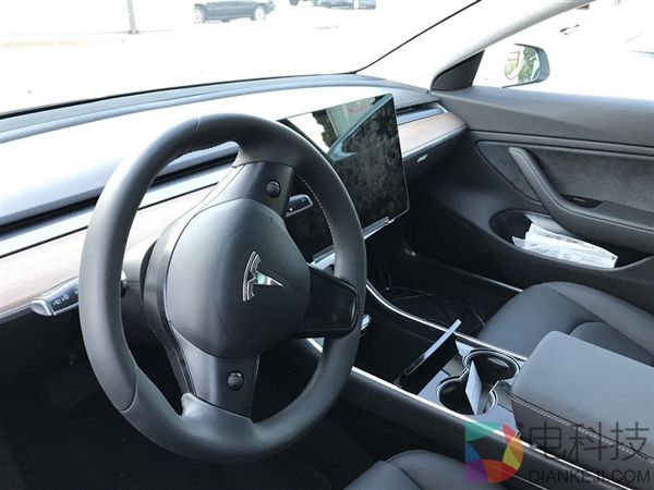 特斯拉Model 3真车高清照曝光 轮毂画风清奇