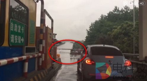 女司机高速口竟带火钳取卡 万能的淘宝支付宝神支招