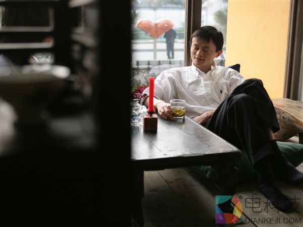 马云现身纽约街头：脚蹬布鞋嘴叼墨镜超霸气