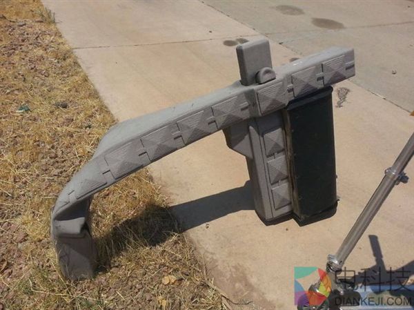 美国凤凰城高温逼疯人类 墙都晒化了……