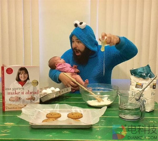 老爸与9月大女儿拍搞笑合影 有爱又感动