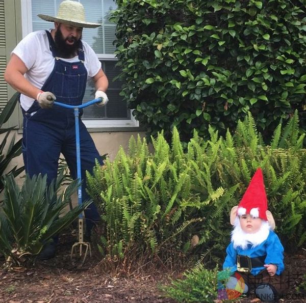 老爸与9月大女儿拍搞笑合影 有爱又感动