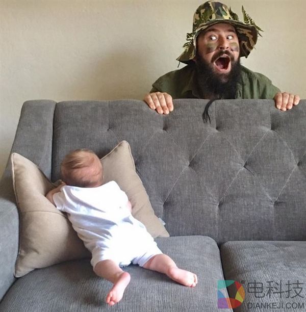 老爸与9月大女儿拍搞笑合影 有爱又感动