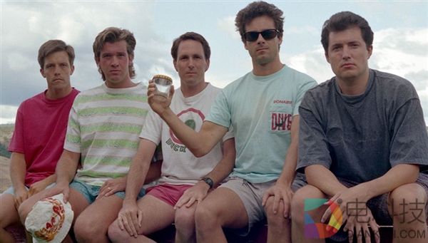 五个好哥们儿每五年到同一个地方拍合影 转眼35年