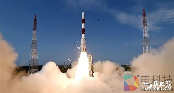 印度两箭发射135星！网友：卫星论斤称