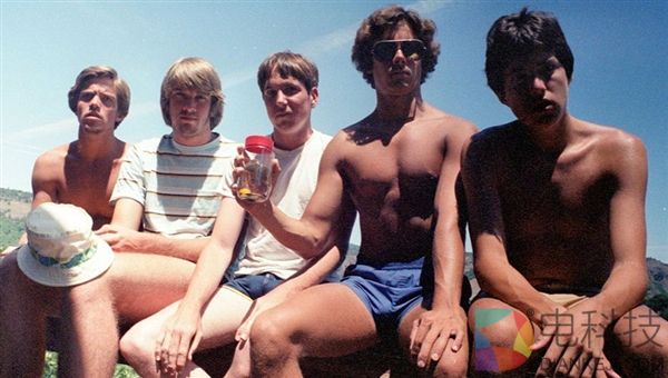 五个好哥们儿每五年到同一个地方拍合影 转眼35年