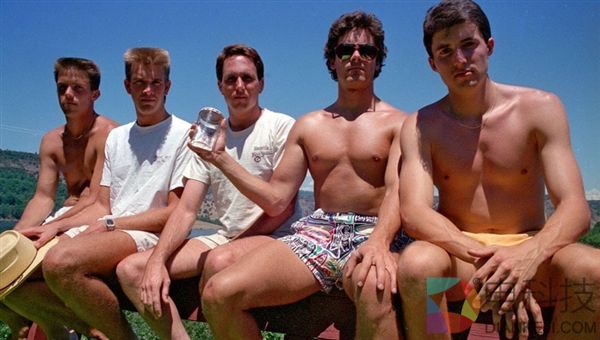 五个好哥们儿每五年到同一个地方拍合影 转眼35年