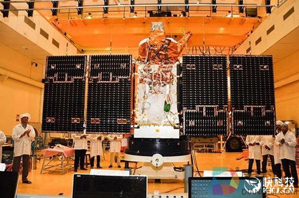 印度两箭发射135星！网友：卫星论斤称