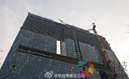 郑州现奇葩建筑:最薄处仅20余厘米 远看如纸片