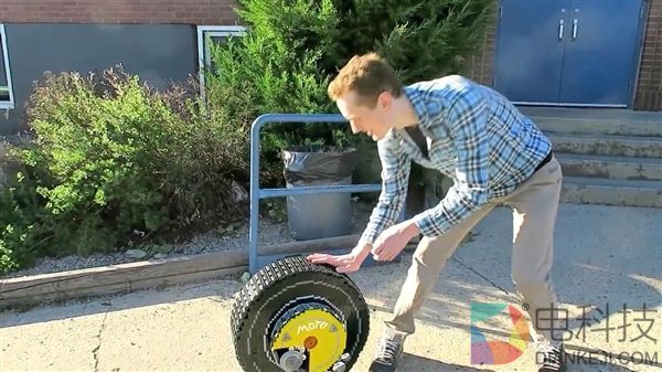 大神DIY《守望先锋》狂鼠轮胎炸弹 没滚两圈真“炸”了