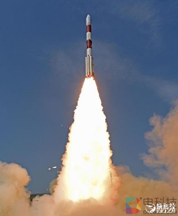 印度两箭发射135星！网友：卫星论斤称