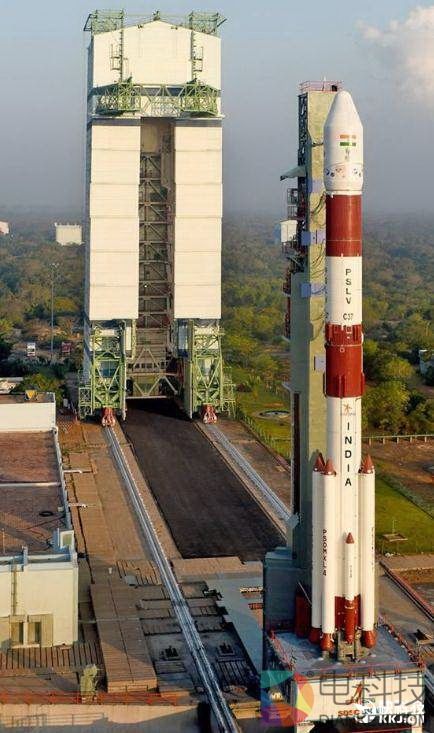 印度两箭发射135星！网友：卫星论斤称