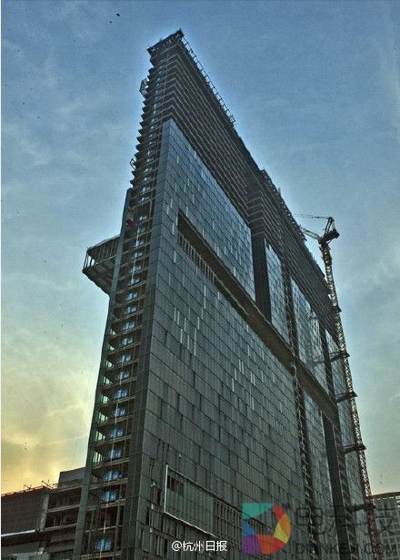 郑州现奇葩建筑:最薄处仅20余厘米 远看如纸片