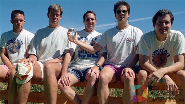 五个好哥们儿每五年到同一个地方拍合影 转眼35年